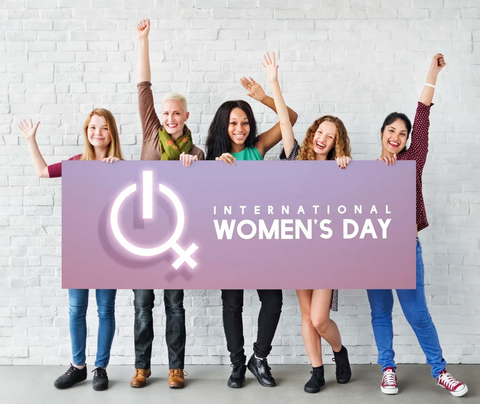 Žene iza natpisa slave Međunarodni dan žena 2023
